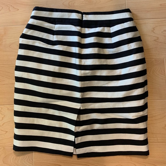 🌺 2/$20 Banana Republic black and white striped pencil skirt size 4 with pockets - Picture 7 of 7